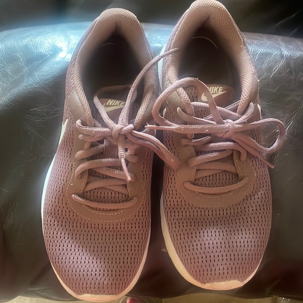 Nike sneakers 👟